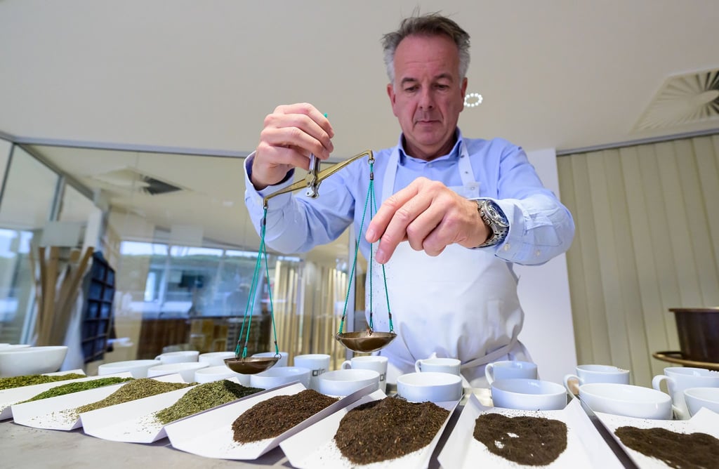 Teetester Stefan Feldbusch bereitet eine Verkostung vor und wiegt den Tee ab.