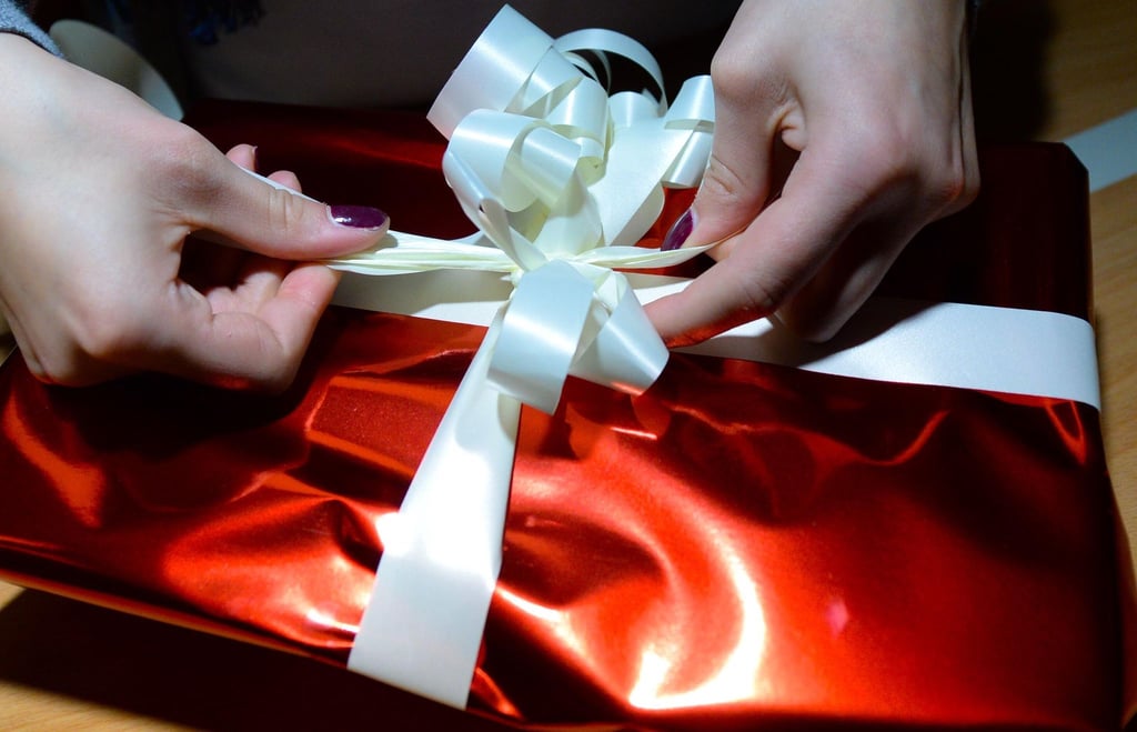 No, no, no statt Ho-ho-ho: Erscheint der Inhalt von verpackten Geschenken am Flughafen verdächtig, müssen sie gegebenenfalls geöffnet werden.