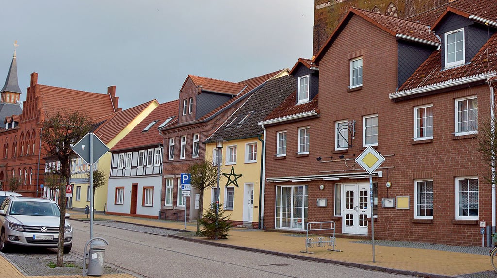 Das alte „Alanda“-Schild am ortsbildprägenden Backsteinhaus (im Bild rechts)  in der Großen Brüderstraße Seehausen (Altmark)  ist  abgebaut, weil der Hotel- und Restaurantbetrieb schon 2019 eingestellt wurde. Mit neuem Eigentümer und neuer Pächterin öffnen sich die Türen 2026 für betreutes Wohnen.