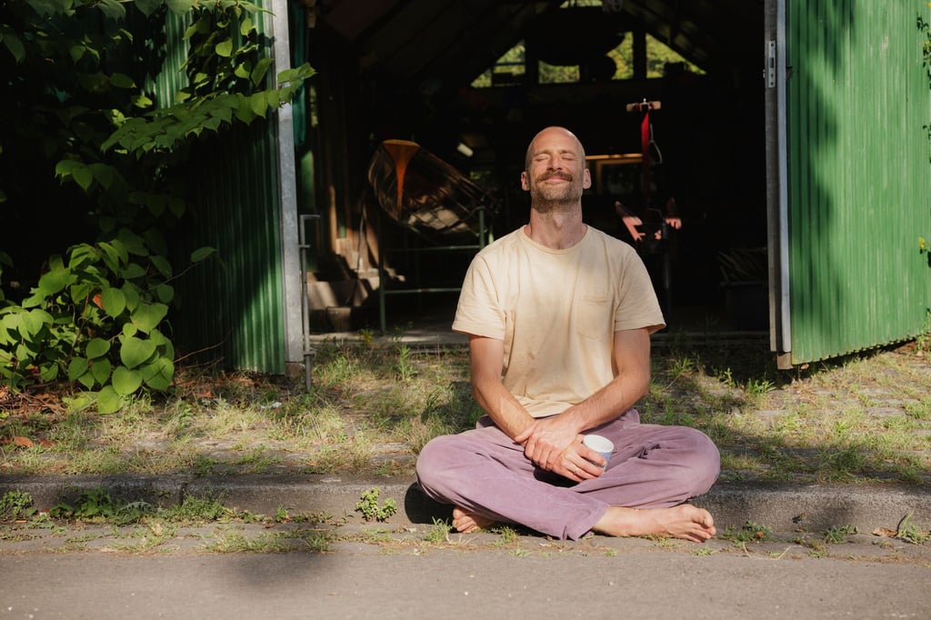 Auch wenn erst mal das Gedankenkarussell anspringt: Als konzentrative Übung hilft Meditation dabei, innerlich zur Ruhe zu kommen.