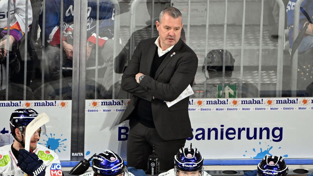 Trainer Serge Aubin muss mit den Eisbären Berlin eine Niederlage in Straubing hinnehmen. (Archivbild)