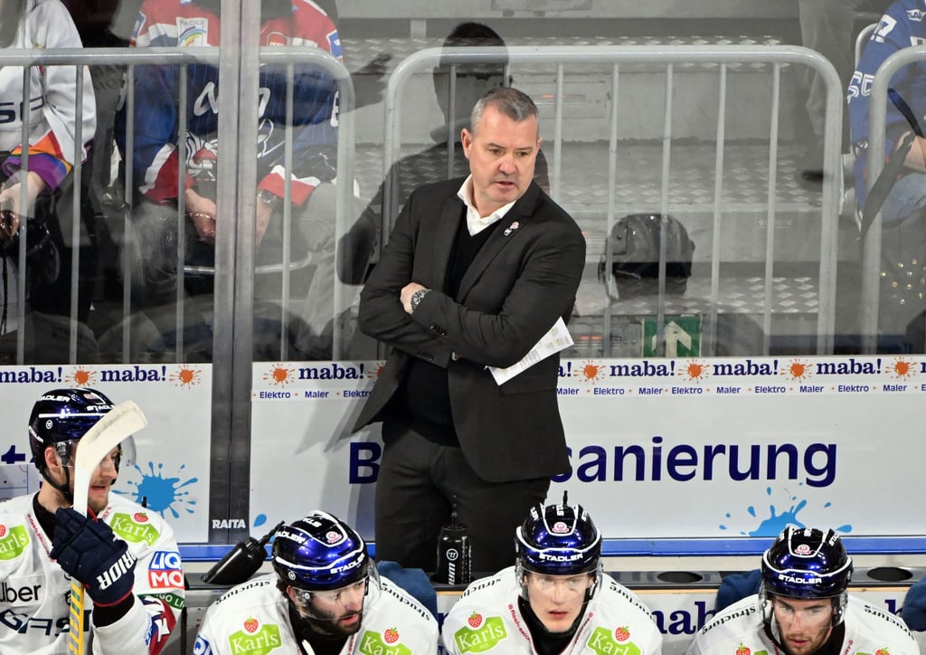 Trainer Serge Aubin muss mit den Eisbären Berlin eine Niederlage in Straubing hinnehmen. (Archivbild)