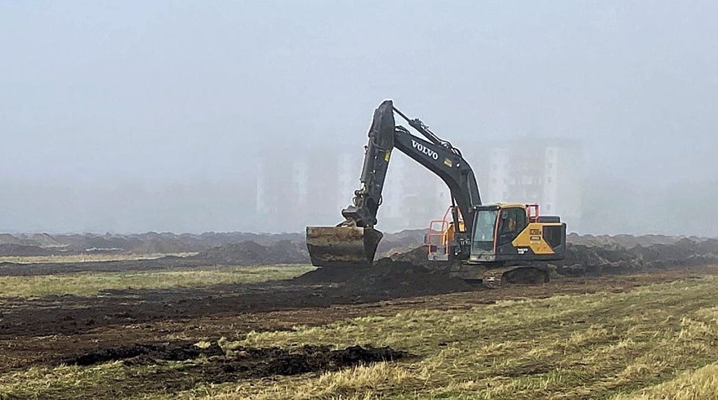 Auf der Freifläche an der Magdeburger Straße wird gebuddelt. 