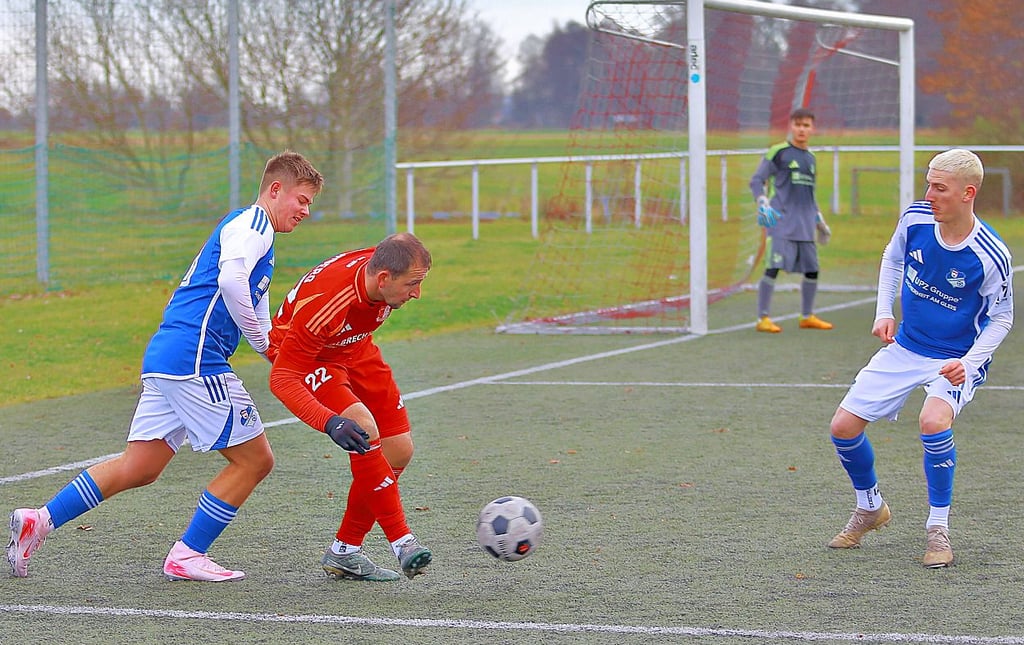 Kembergs Kapitän Michal Fiala sichert den Ball. 