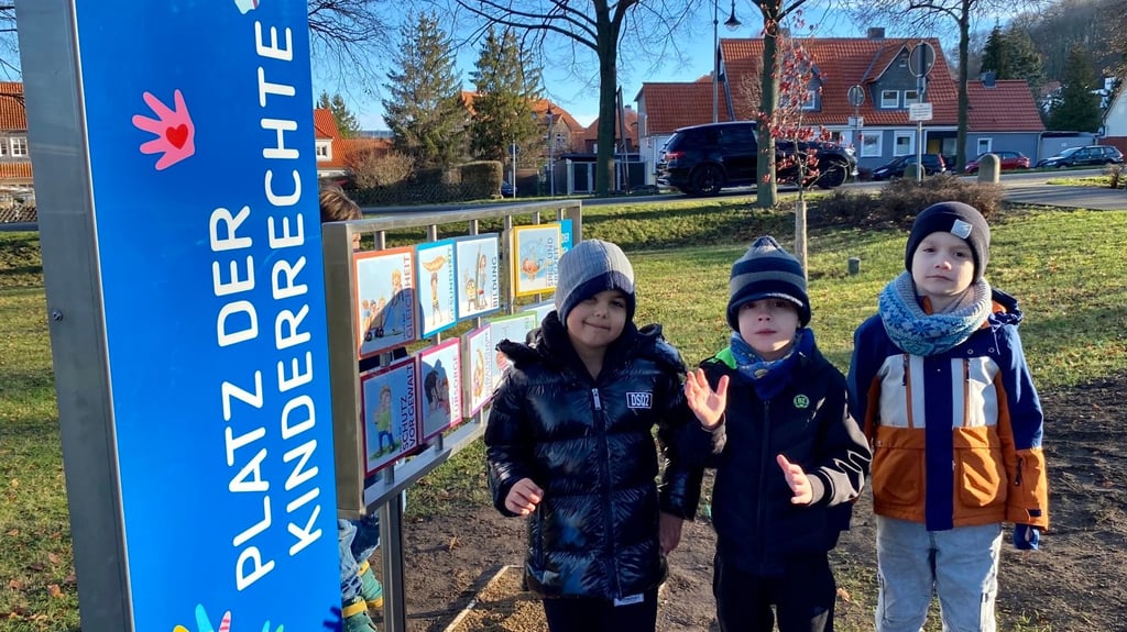 An der Lindenallee in Wernigerode, zwischen Spielplatz und Eisdiele, ist ein Platz der Kinderrechte entstanden. Zur Einweihung am Freitag, 12. Dezember, waren Kinder aus Grundschulen und Tagesstätten eingeladen.