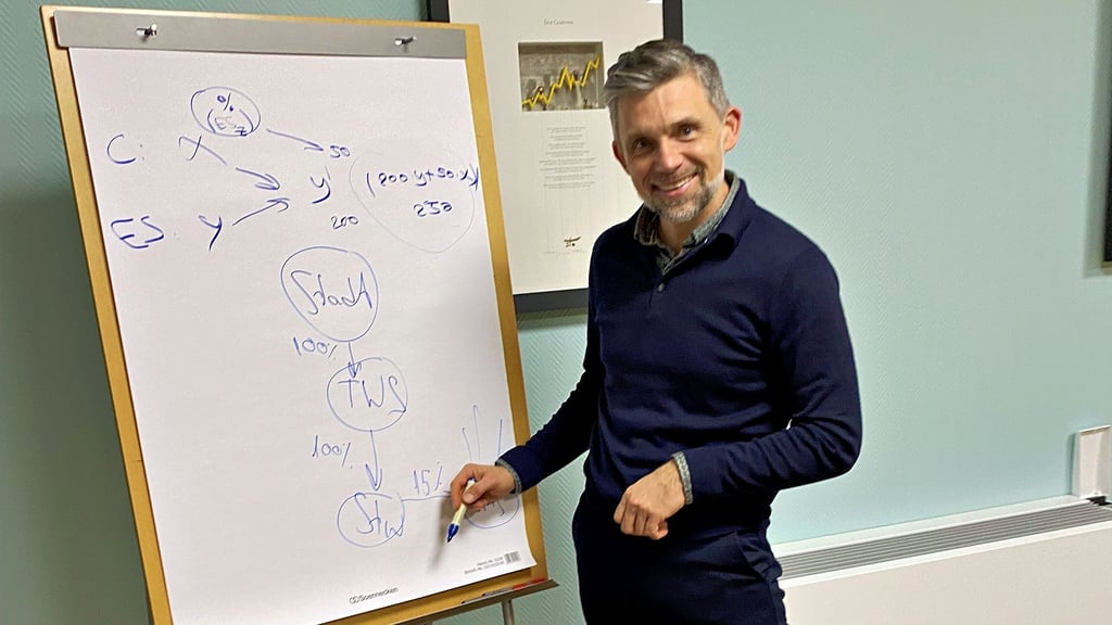 Die Stadt, die TWS und die Stadtwerke: Eugen Keller erläutert die Struktur am Flipboard.