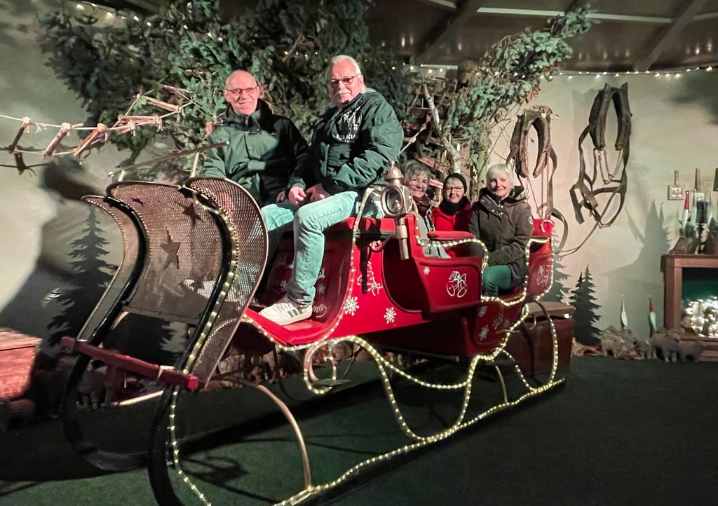 Hineinsetzen erlaubt: Bei den „Nordische Wichtelwelten“ in der Neuen Residenz ist der nostalgische Weihnachtsschlitten ein Highlight. 