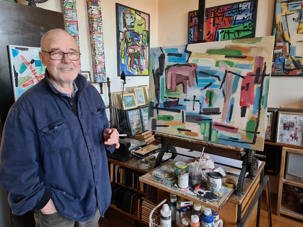 Bernhard Michel im Jahr 2021 vor einem Bild, an der er gerade arbeitete