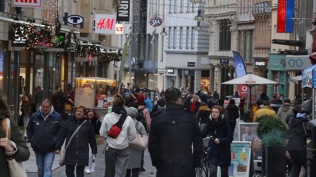 In Halles Innenstadt sind die Geschäfte auch am Sonntag geöffnet. 