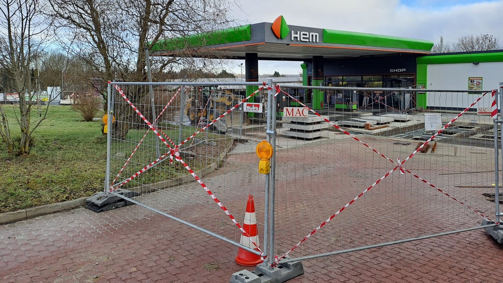 Die Bauarbeiten an der HEM-Tankstelle in Elbingerode dauern doch länger als geplant.