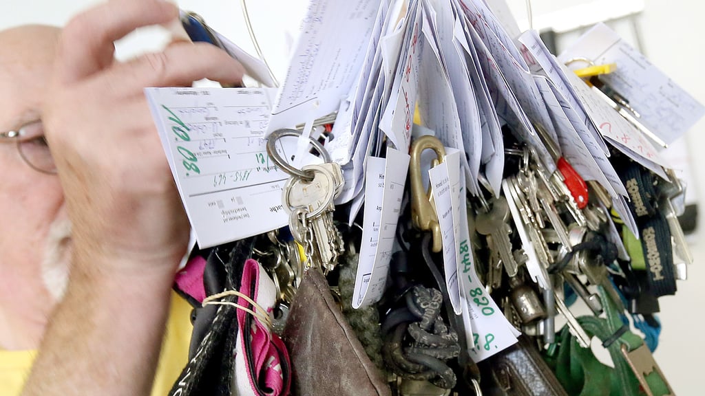 Fundsachen aus Bussen und Bahnen landen bei der MVB, alle anderen im Fundbüro der Stadt Magdeburg. Bürger wünschen sich eine zentrale Anlaufstelle.