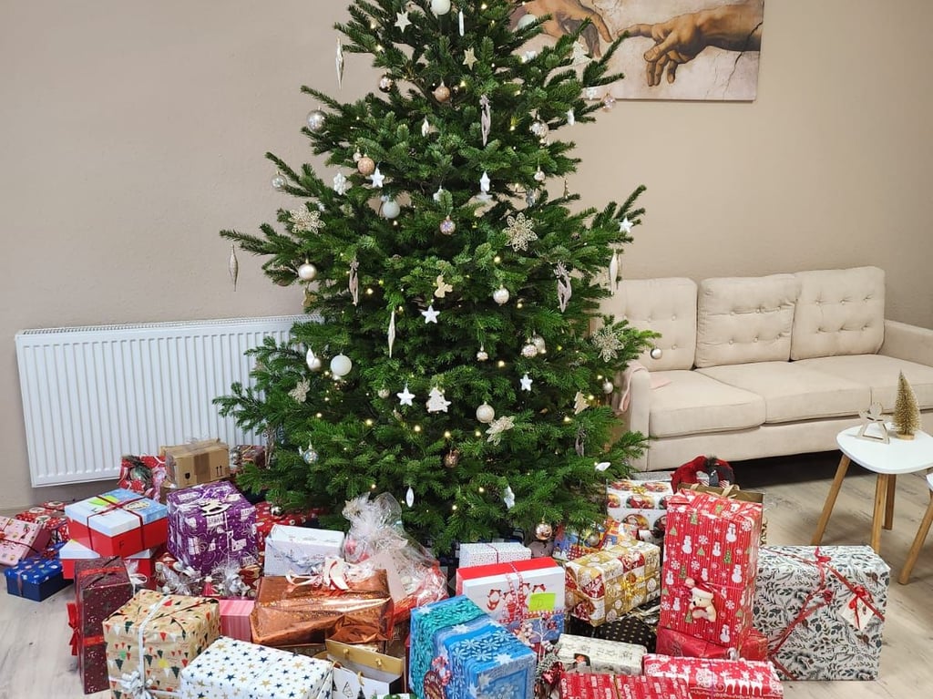 Die ersten Weihnachtspäckchen sind im Seniorentreff in Röblingen eingetroffen.