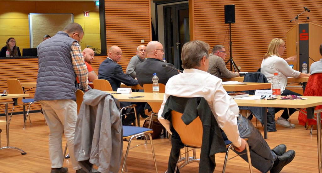 Ralf-Peter Schmidt (UBvS) packt nach persönlicher Erklärung zu seiner Mandatsniederlegung die Sachen und verlässt den Stadtrat Staßfurt.