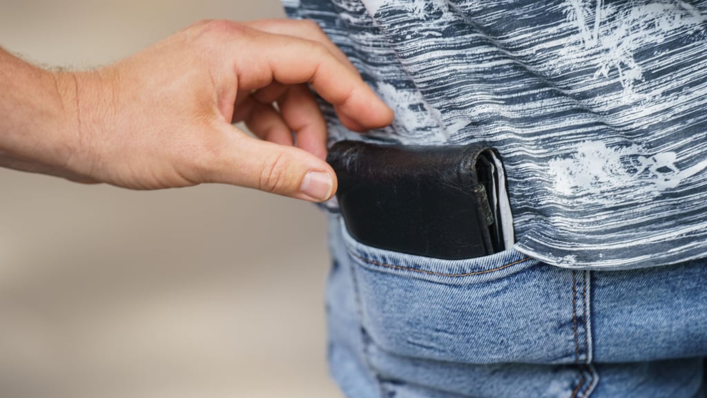 Drei Personen sind am Donnerstagmittag in einem Aldi-Markt in Schönebeck bestohlen worden.