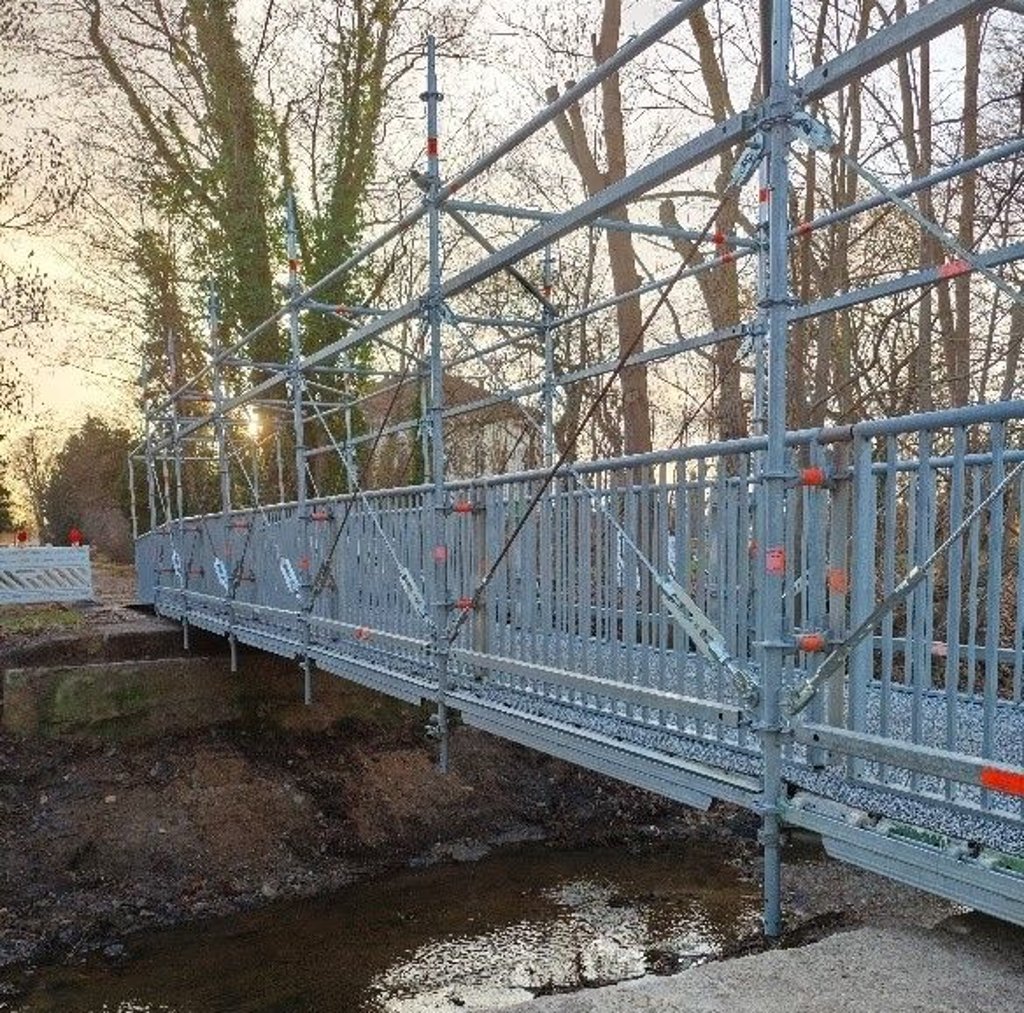 Blick auf die Behelfsbrücke,  die in der Parkstraße in Parchen installiert wurde.