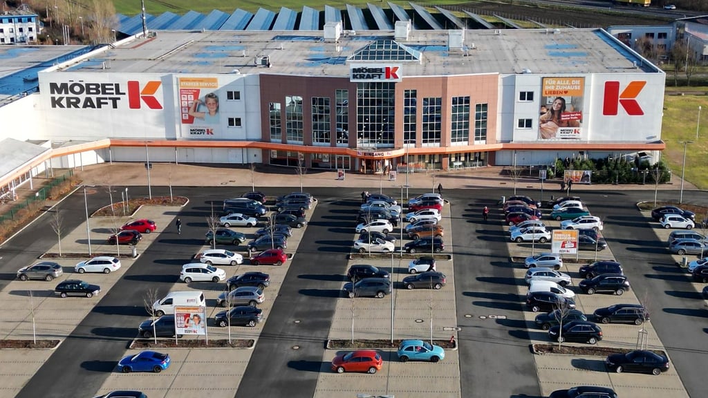 Nach knapp 17 Jahren am Standort wird Möbel Kraft schließen.