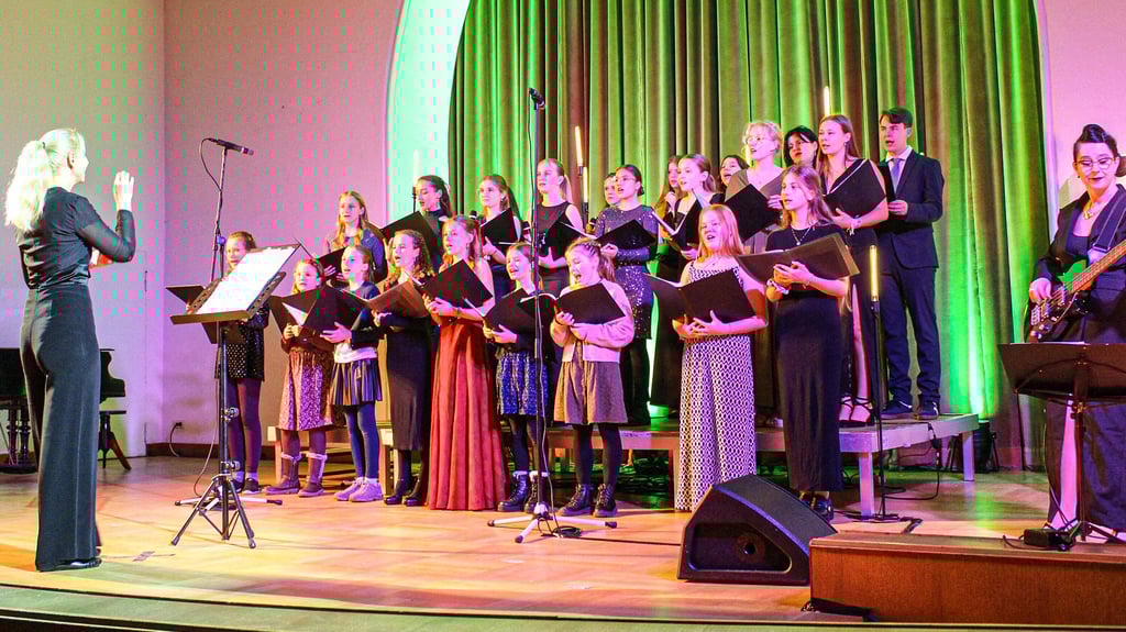 Die Lehrerinnen des Jahngymnasiums Ina Mai (links) und Sylva Landsmann  (rechts) sowie alle beteiligten Jugendlichen des Konzertes im Advent können stolz  darauf sein, so tolle Musik auf die Bühne gebracht zu haben. 