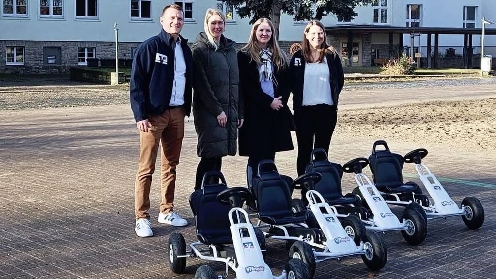 Vier neue Kettcars für die Wanzleber Grundschule „An der Burg“ wurden von der Volksbank Bernburg-Börde gespendet und persönlich vorbeigebracht. 