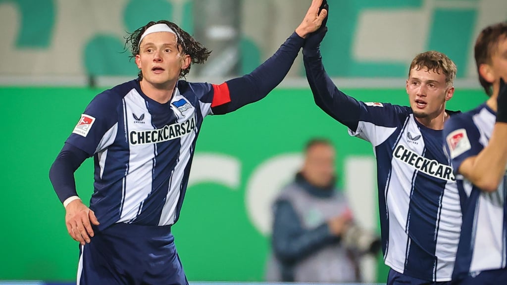 Herthas Fabian Reese (l) trifft gegen seinen früheren Verein Fürth.