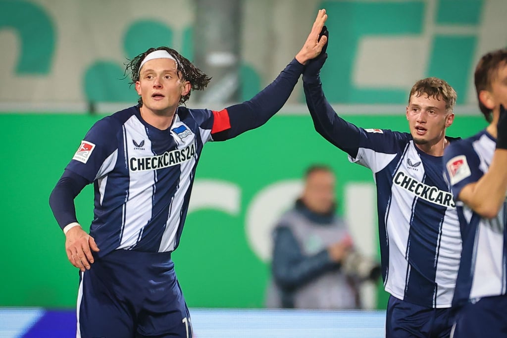 Herthas Fabian Reese (l) trifft gegen seinen früheren Verein Fürth.