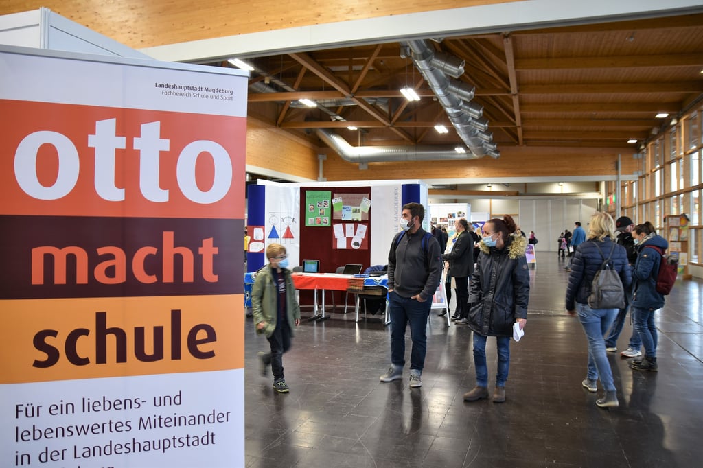 Schulmesse in den Messehallen in Magdeburg.