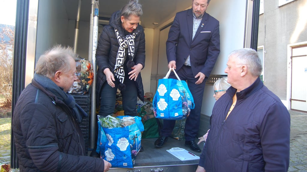 Packen gemeinsam bei der ersten Tafelaudgabe unter Weißenfelser Leitung an: Tafelchef Mathias Gröbner (v. l.), die CDU-Landtagsabgeordnete Elke Simon-Kuch, Lützens Bürgermeister Mirko Kother (parteilos), die Weißenfelser Tafel-Leiterin Simone Krusch und Lützens Ortsbürgermeister Dietmar Goblirsch.