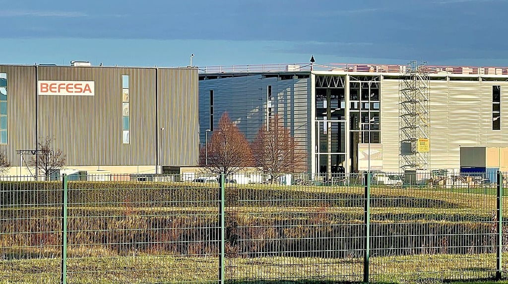 Zu einem Brand sind die Retter mehrerer Feuerwehren zum Befesa-Werk an der A 14 gerufen worden. 