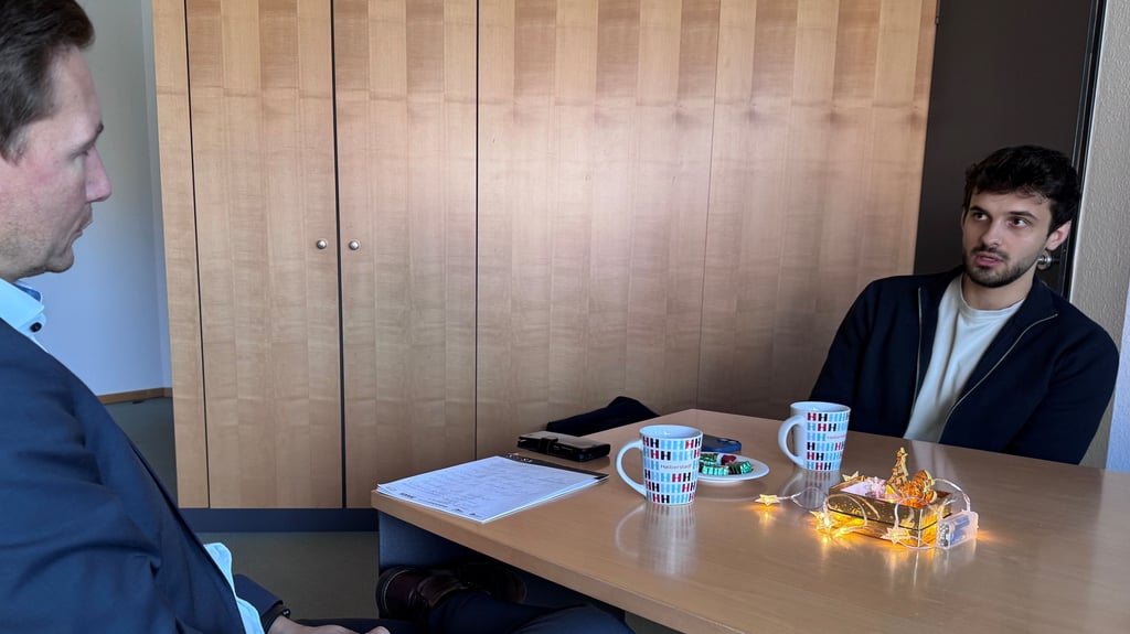 Firmengründer Alexander Stoi (rechts) im Gespräch mit Halberstadts Oberbürgermeister Daniel Szarata.