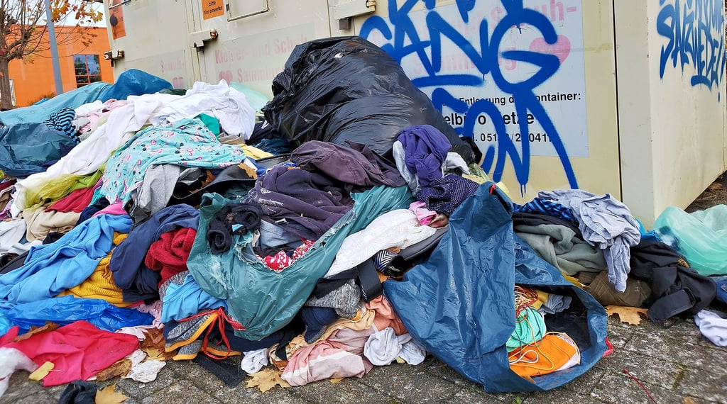 Weil sich Berge von Altkleidern vor Containern auch in Salzwedel stapelten, sind diese jetzt weggeräumt worden. Nun nimmt die Deponie GmbH die Alttextilien an. 