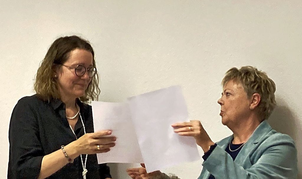 Eva-Christina Henze (re.) überreicht Anja Twietmeyer die Ernennungsurkunde.