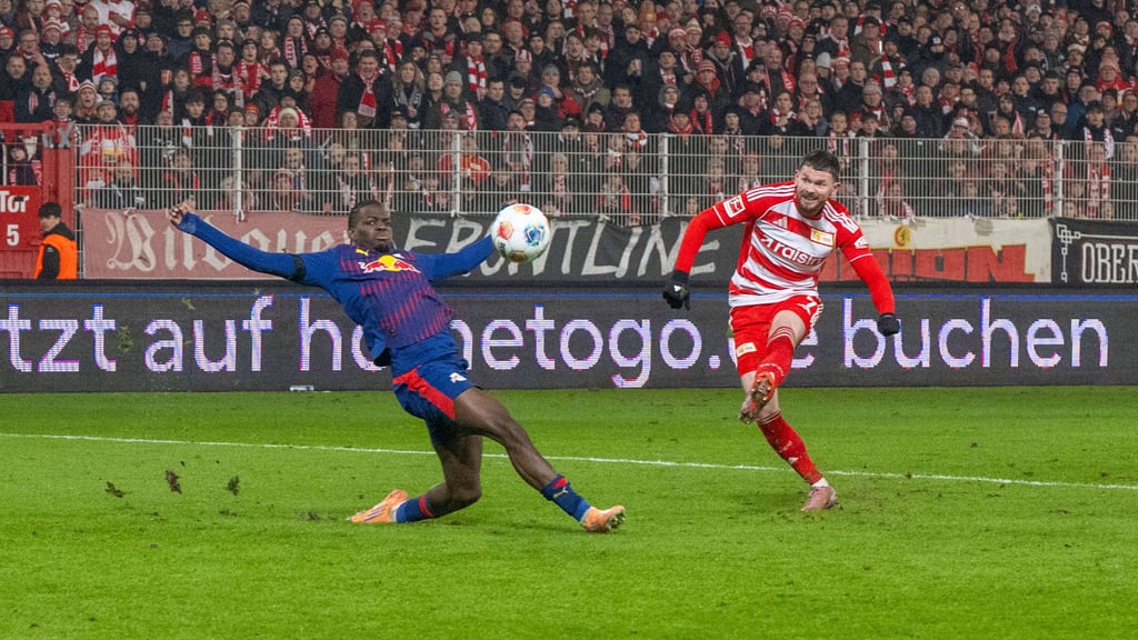Oliver Burke trifft für Union Berlin gegen seinen Ex-Klub RB Leipzig zum 1:0.