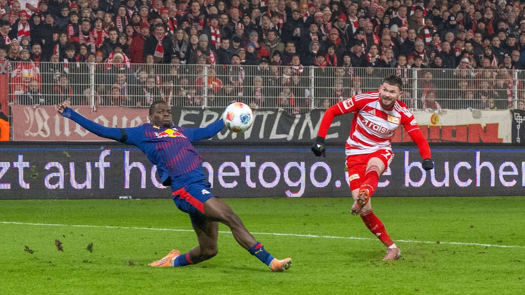 Oliver Burke trifft für Union Berlin gegen seinen Ex-Klub RB Leipzig zum 1:0.