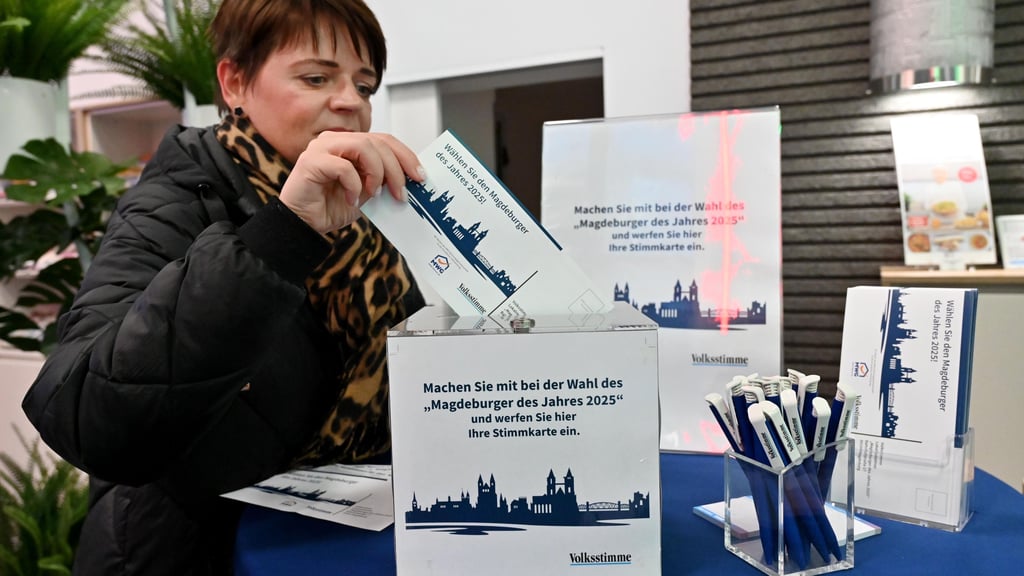 Im Medienpunkt der Volksstimme in der Goldschmiedebrücke direkt neben dem Allee-Center steht eine Wahlurne für die Wahl zum Magdeburger des Jahres. Viele Magdeburger, wie diese junge Frau, beteiligen sich an der Wahl und geben ihre Stimme ab.