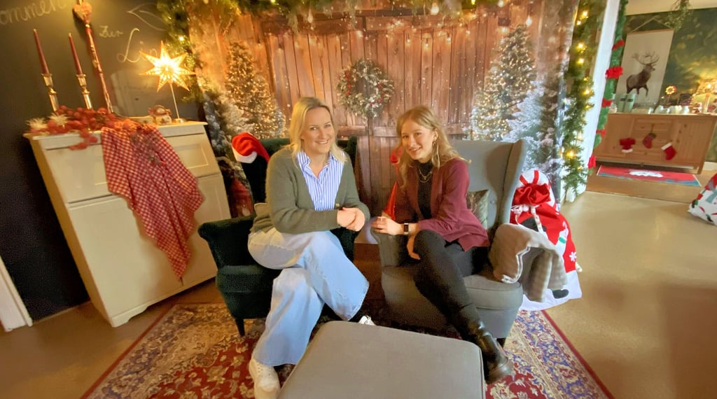 Eigentlich ist es die Foto-Ecke für Hochzeitspaare und Partygäste. Doch fürs MZ-Foto nehmen Madlen Schaller-Bock (links) und Annelie Hensel  vom Eventlokal „Unter Freunden“  selbst einmal in den  bequemen  Sesseln Platz. 