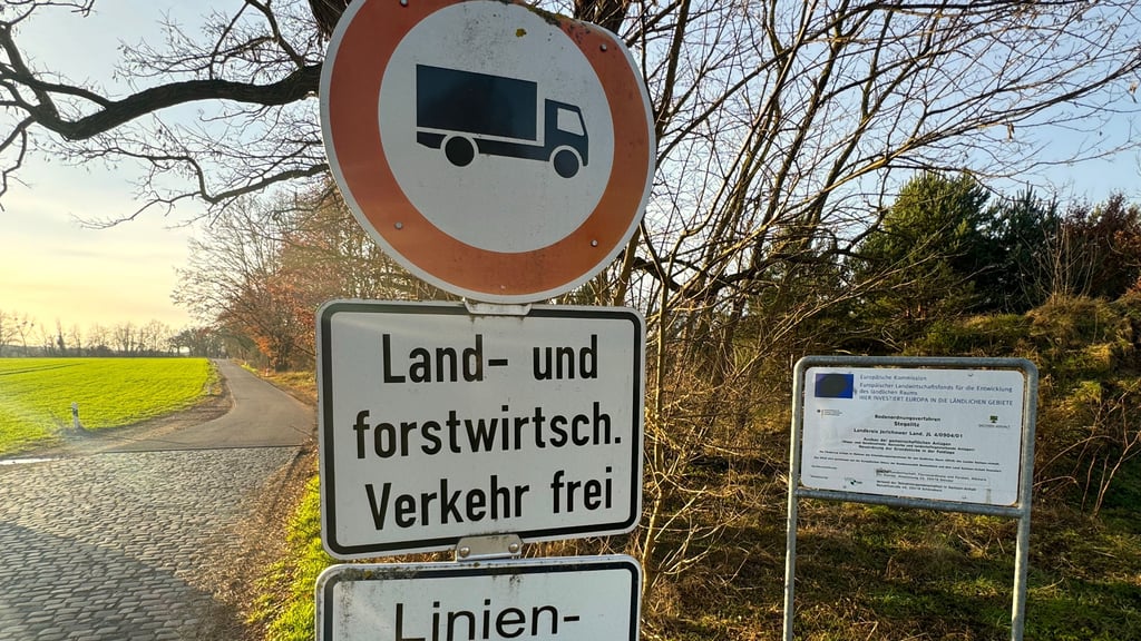 Der Wörmlitzer Weg bei Stegelitz wird  anders aussehen, sollte das Industriegebiet „Dammfeld“ erweitert werden. Lkws dürfen hier dann zuhauf durchfahren.