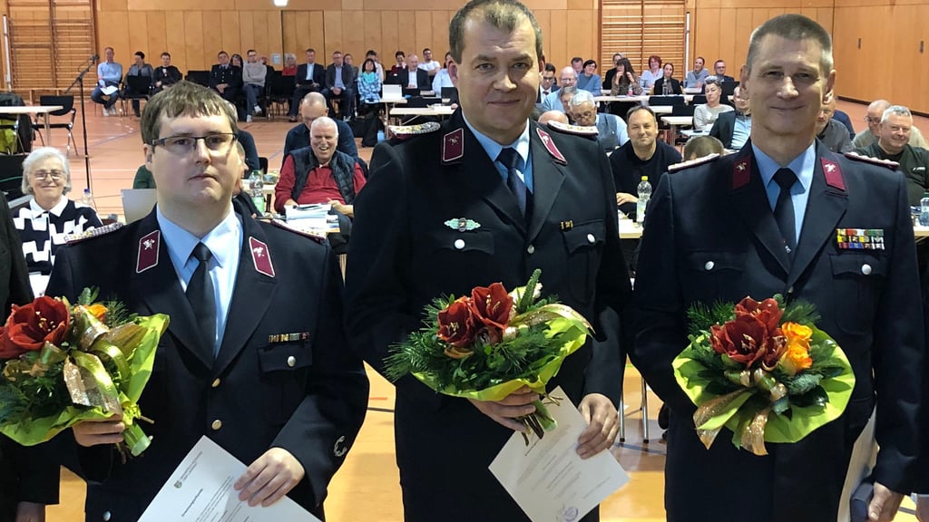 Der neue Kreisbrandmeister in Mansfeld-Südharz Steffen Kujas (re.) mit seinen beiden Stellvertretern Dennis Amey (Mitte) und Kristian Kutscher (li.) kurz nach der Berufung im Kreistag.