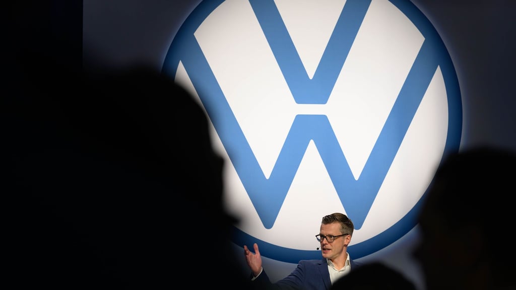 Danny Auerswald, Sprecher der Geschäftsführung von Volkswagen Sachsen, spricht bei einer Feierstunde zum 35. Jubiläum von Volkswagen Sachsen vor mehreren Tausend Mitarbeitern.