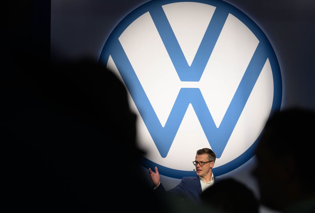 Danny Auerswald, Sprecher der Geschäftsführung von Volkswagen Sachsen, spricht bei einer Feierstunde zum 35. Jubiläum von Volkswagen Sachsen vor mehreren Tausend Mitarbeitern.