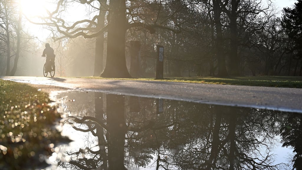 Bis in die Morgenstunden ist noch mit Nebel zu rechnen. (Symbolbild)