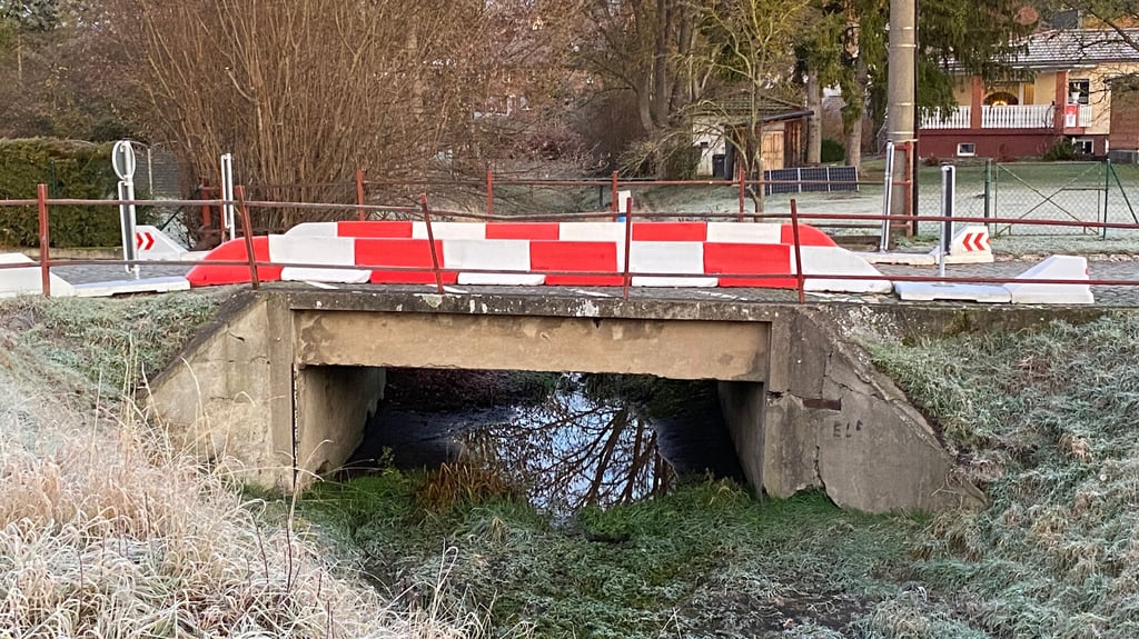 Die Brücke über den Fließ im Schachdorf Ströbeck ist in einem desolaten Zustand. 