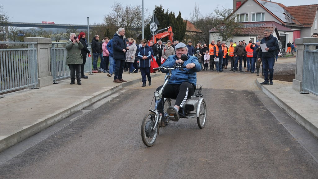 Nach der Einweihung der Thyrabrücke in Bösenrode fährt Armin Hörnlein als erster über das neue Bauwerk. 