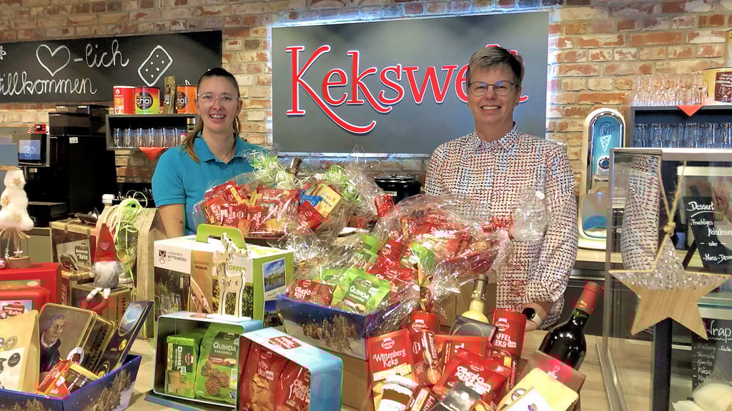 An der Theke der Wikana-Kekswelt: Franziska Deyring und Geschäftsführerin Yvonne Böhm.