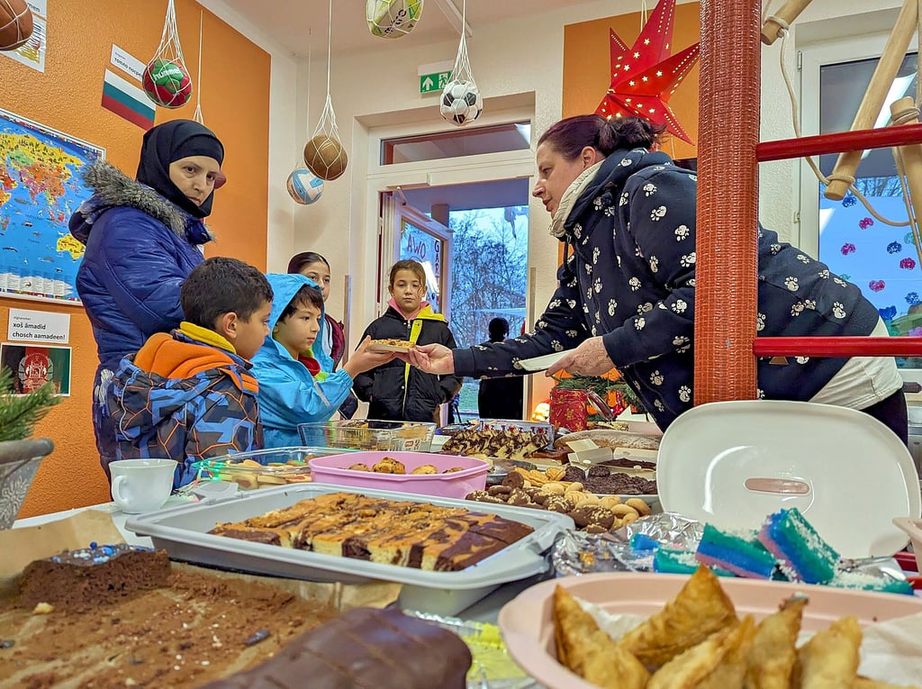 Die Familien der Kinder aus dem „Zwergenhäuschen“ hatten einen bunten Kuchenbasar zusammengestellt.