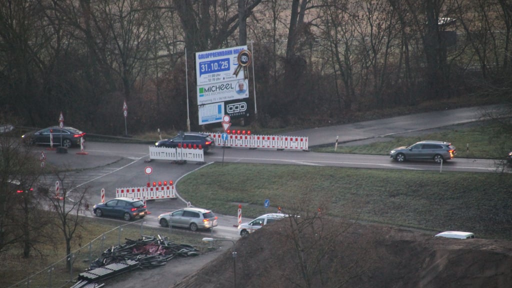Da stand sie noch: Absperrung an der Magistrale zur Rennbahnstraße. Von dort biegen immer wieder Verkehrsteilnehmer auf die Magistrale ab.   