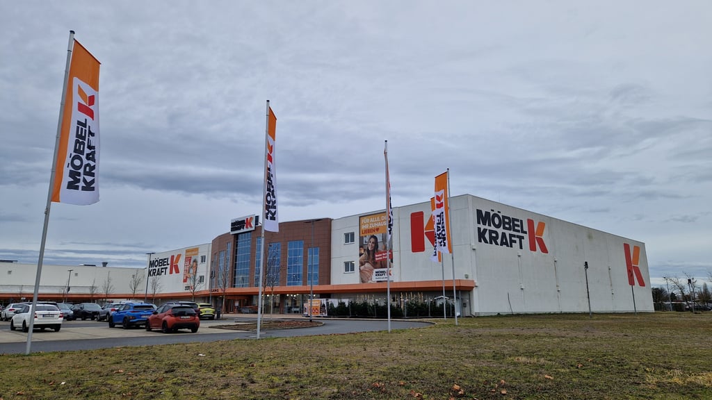 Möbel Kraft in Halle-Peißen macht nach knapp 17 Jahren zu. Nun gibt es spektakuläre Informationen zur Zukunft.
