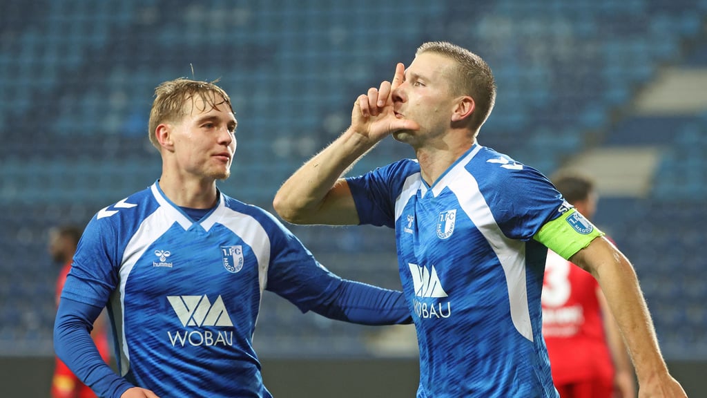 Robert Leipertz (rechts) nimmt seine Rolle im Regionalliga-Team des 1. FC Magdeburg vorbildlich an.