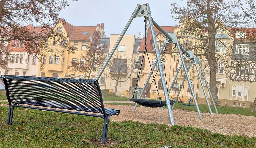 Eines der Projekte des Schönebecker Bürgerbudgets: Mehrere neue Bänke für den Spielplatz in der Tolbergstraße. Auch ein Baum soll hier noch gepflanzt werden. 