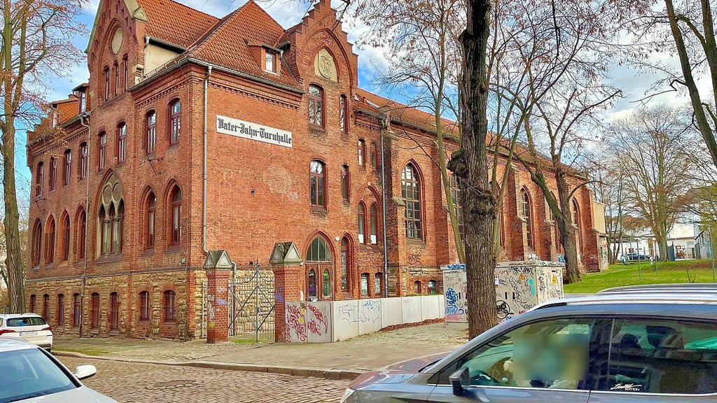  Kann die Vater-Jahn-Turnhalle in Zeitz saniert werden? Es wäre dringend nötig, die Halle ist gesperrt. 
