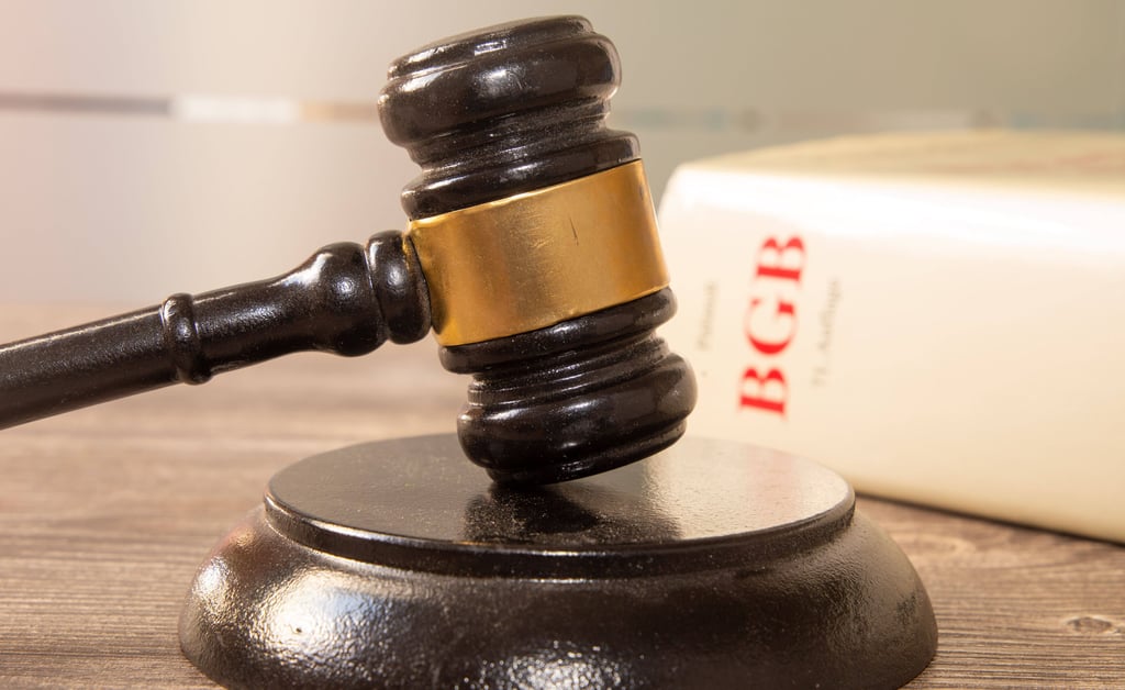 Häufiger kommt es vor, dass Angeklagte nicht zu ihrem Gerichtstermin erscheinen. Das kann aber ziemlich fatale Folgen nach sich ziehen.