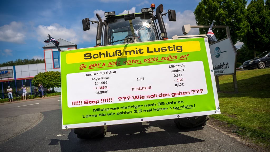 Die Erlöse der Milchviehhalter sind derzeit im Keller, gleichzeitig locken die Lebensmittelhändler mit extrem niedrigen Preisen Kunden an - kommt es wieder zu Bauernprotesten wie vor einigen Jahren? (Archivbild)